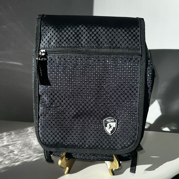 Heys Travelmate  Crossbody Black Expandable - Picture 1 of 8